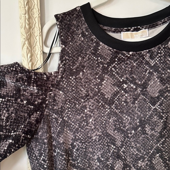 MICHAEL KORS | Women Round Neck Cold Shoulder Snakeskin Blouse, Multicolor - Picture 8 of 16